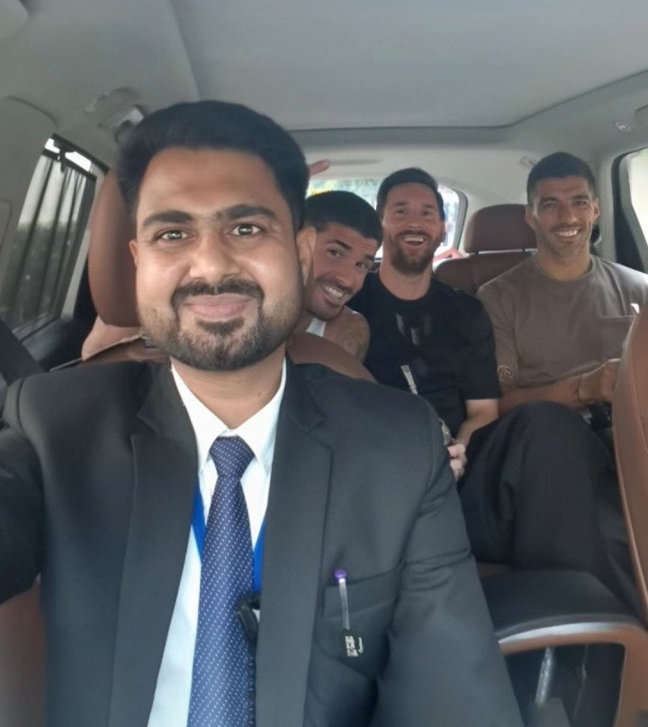 😂印度小哥自拍走红网络，梅西苏牙德保罗在车后座“嬉皮笑脸”