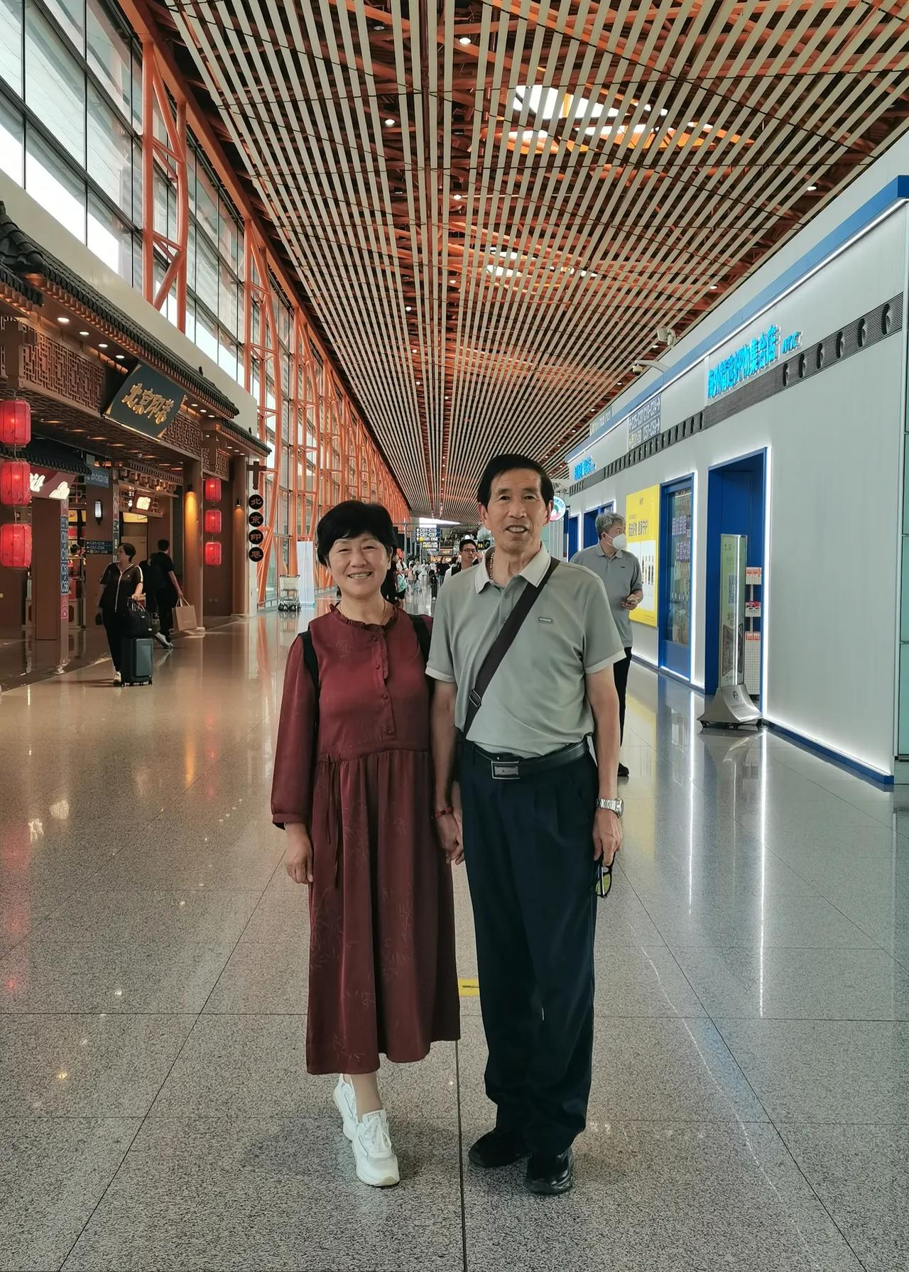 昨天晚上圆满完成新疆旅游，这次旅游都是儿子儿媳精心组织安排的，我和爱人非常满意，