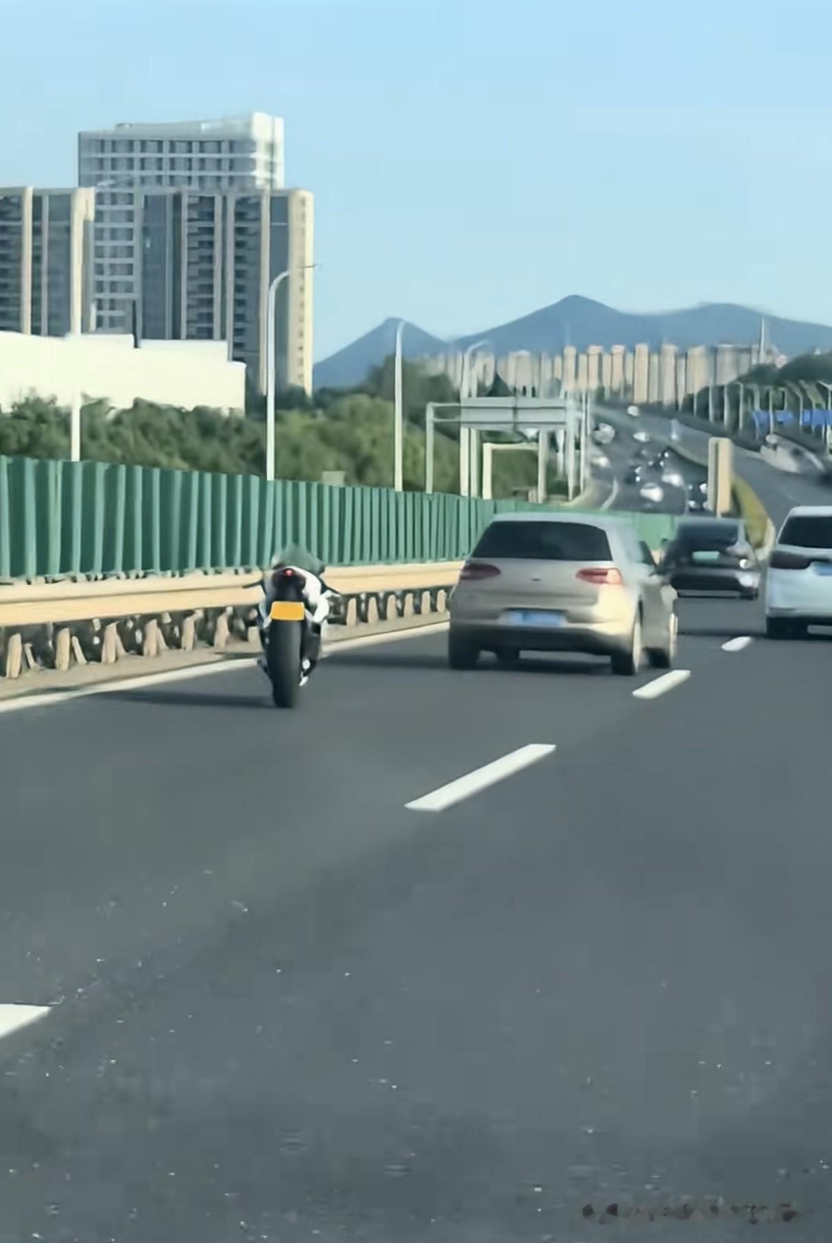 高架惊魂！一辆无人驾驶的摩托车，正在车道里“左右横跳”。某高架，一辆摩托在车