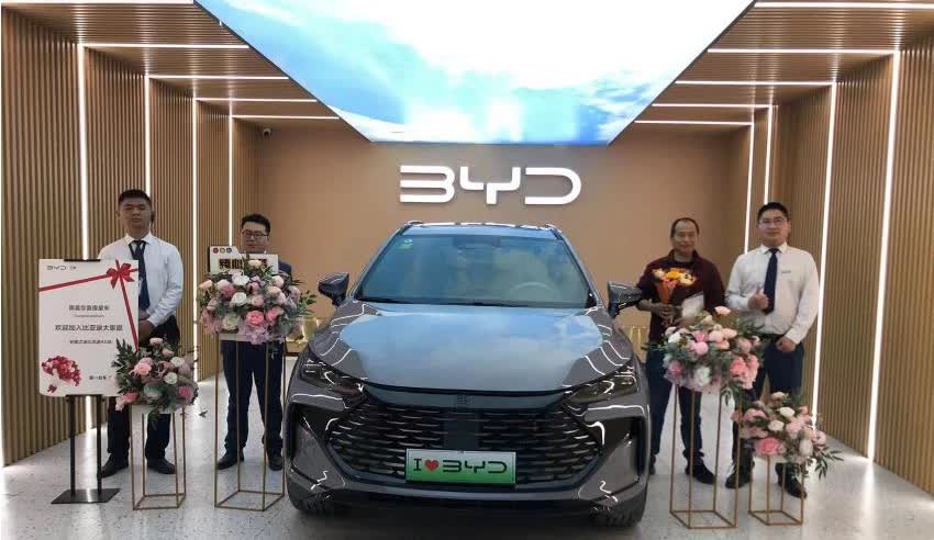 买车的时候也想整个特斯拉。有次在上海打车打到个特斯拉modely。开车门和关车