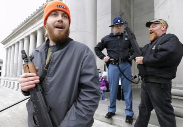 美国民间分散了4亿支枪，为什么美国人造反比登天还难，说白了，美国民众确实有枪，但