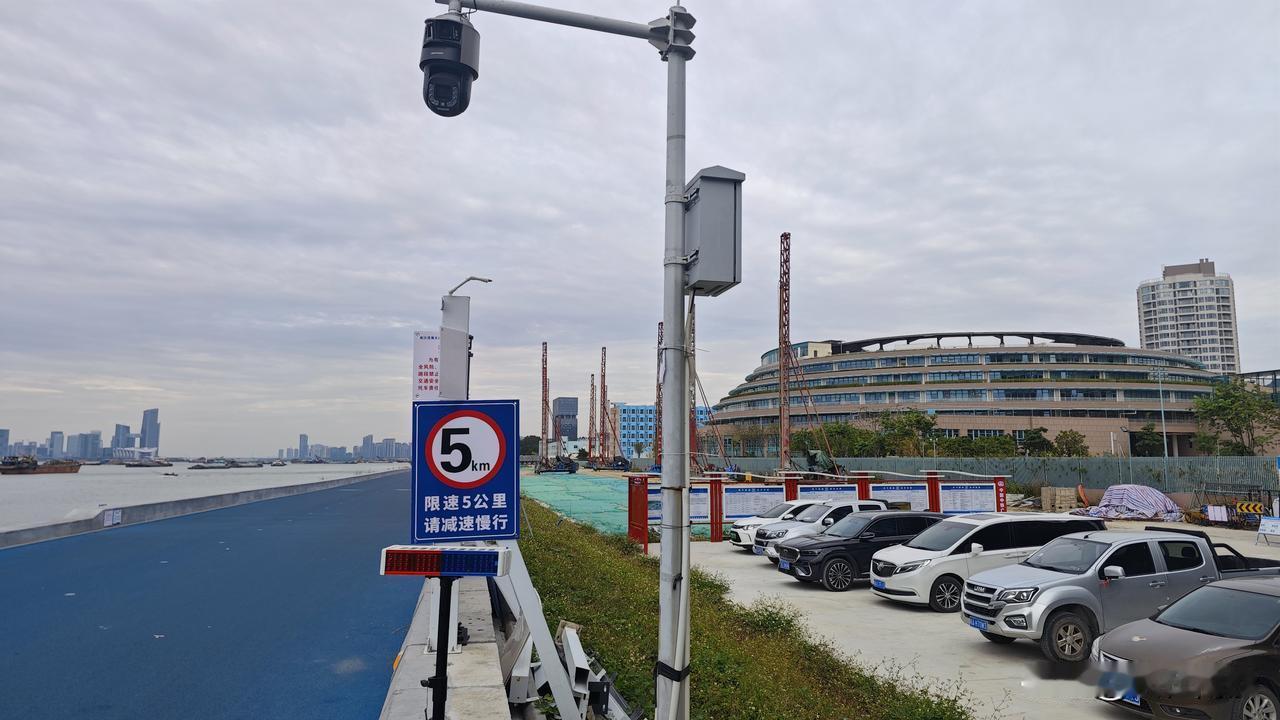 南沙情侣路又一个难点看来是要搞定了。富力天海湾前面这块绿地开始平整了，草地已经铲