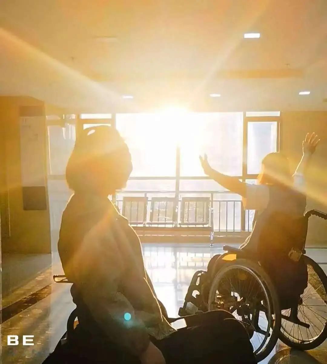 女警黄曼的人生在婚礼当天被按下了“暂停键”——车祸导致高位截瘫，丈夫离去，生活彻