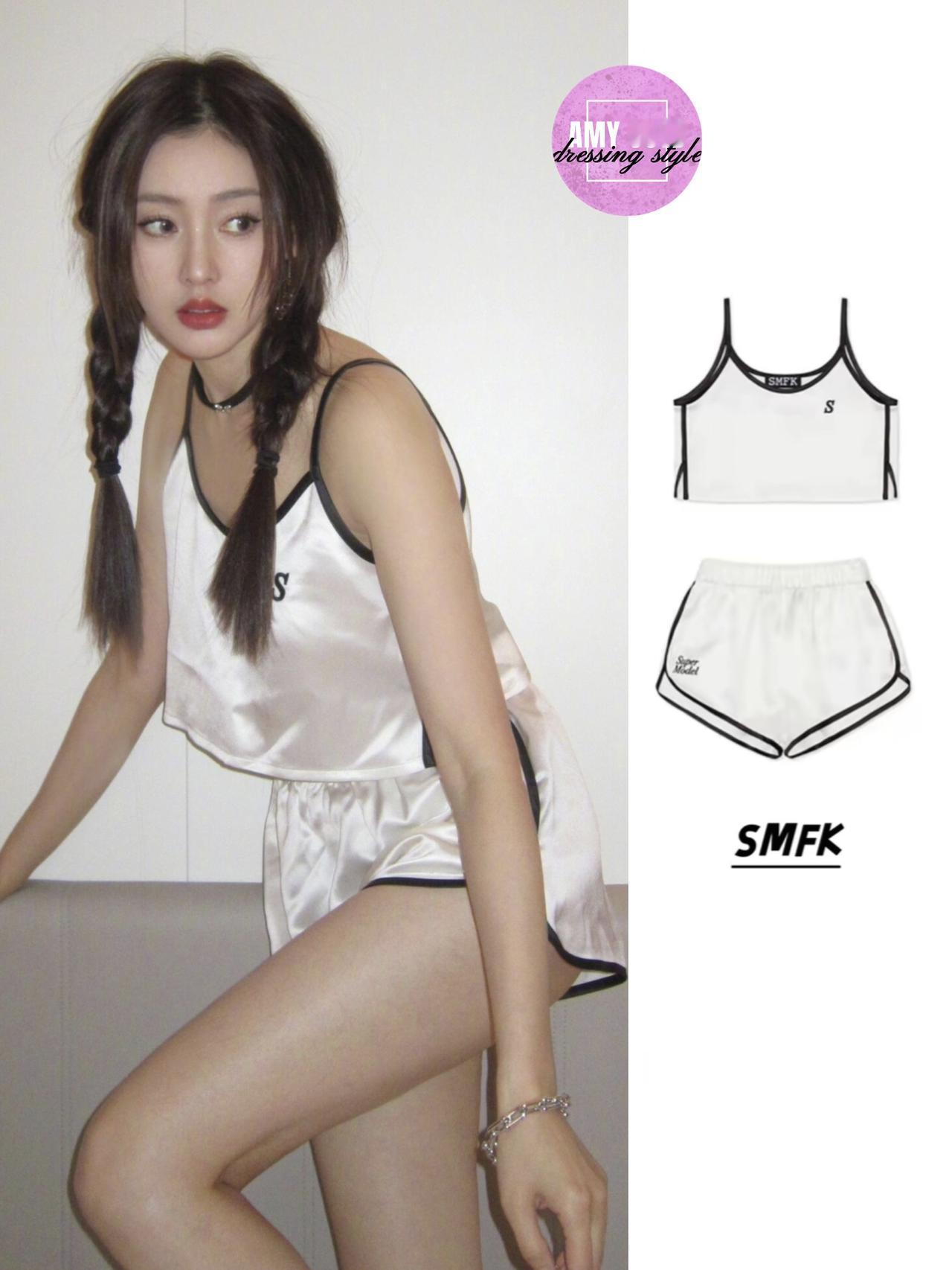 张天爱这身居家造型太戳“软萌纯欲”的点了！SMFK复古运动分体睡衣简约又清爽，搭