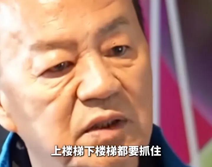 狄龙，当年的硬汉美男子真的老了。78岁的香港演员狄龙自曝，之前姜文给他送过剧
