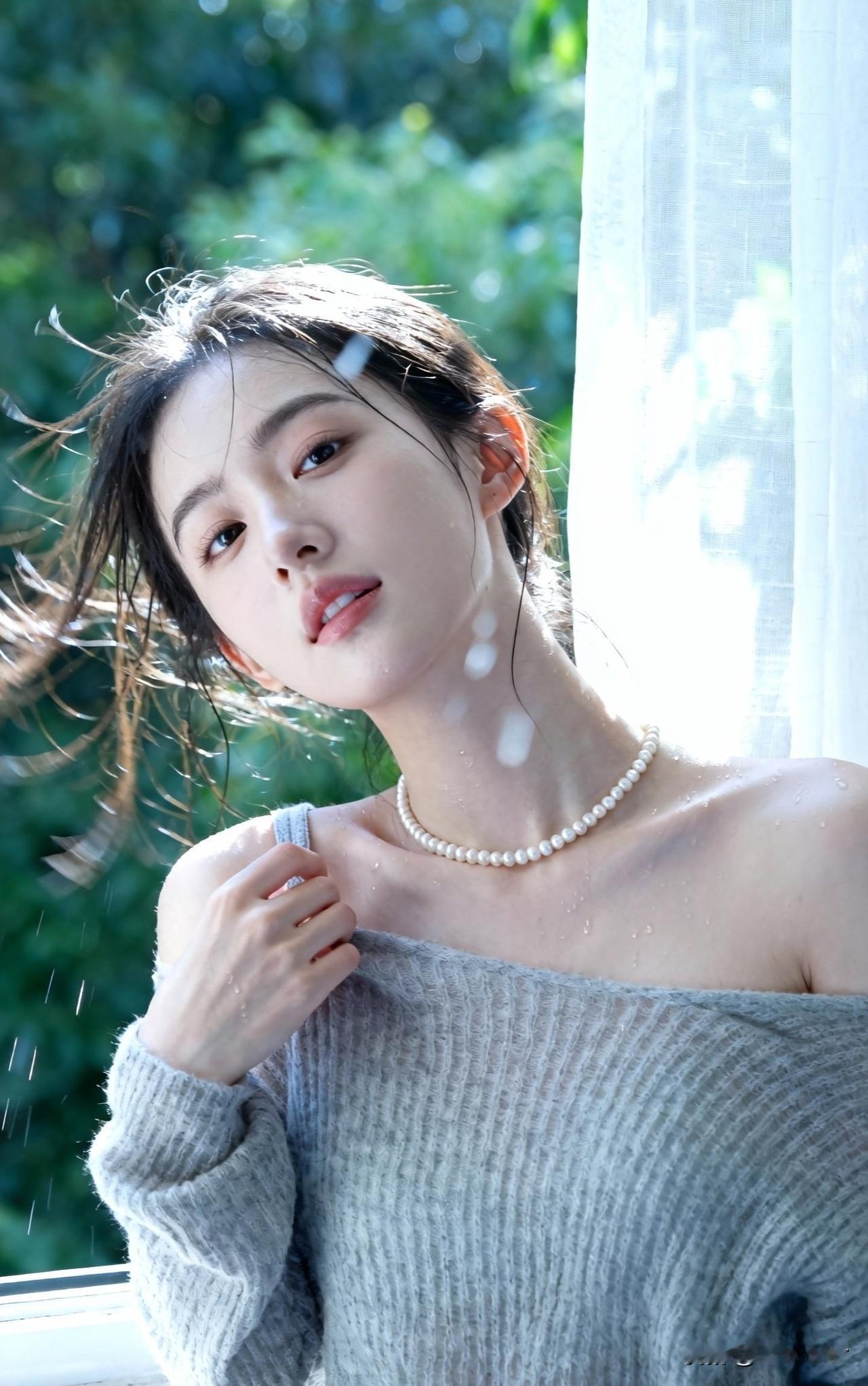 珠光玉露湿香肩，微风拂面意悠然。