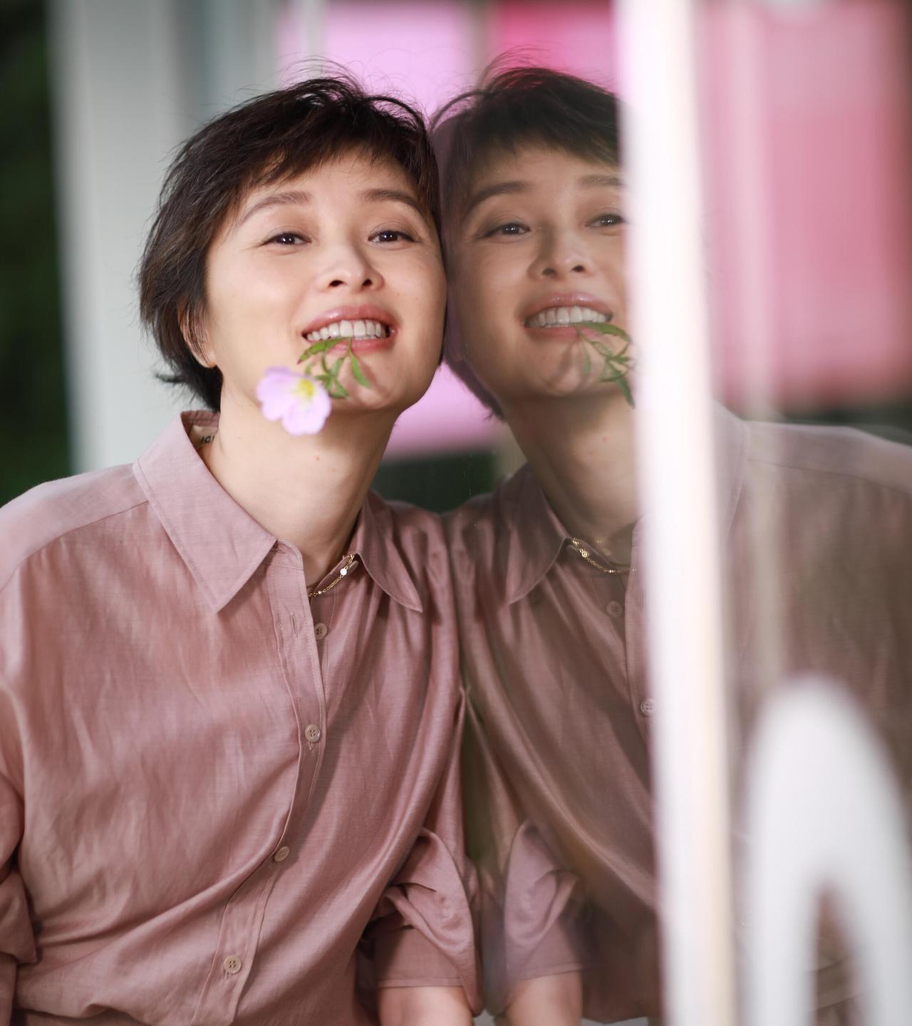 52岁吴越这状态？？浅粉长裙一穿，少女感藏不住了～～吴越状态也太好了吧！最近亮相