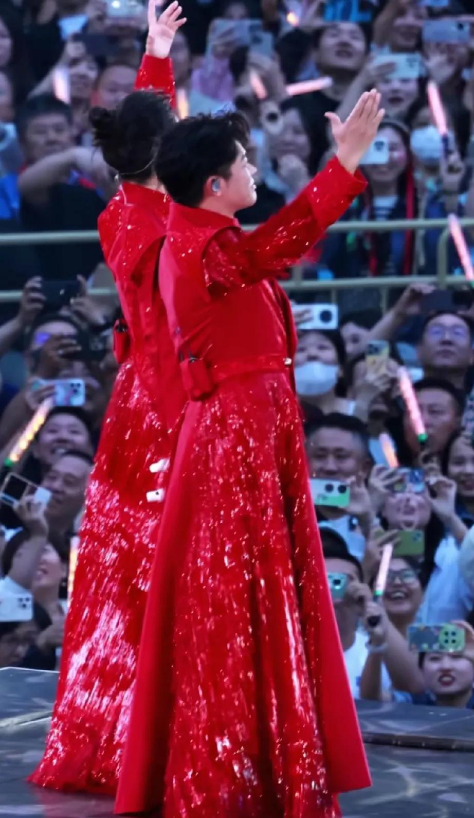 不知道大家有没有发现看了凤凰传奇鸟巢演唱会服装我怎么感觉曾毅的地位越来越低了
