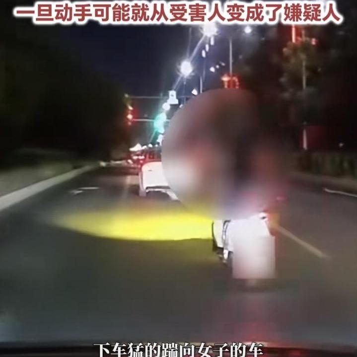 “太冲动了！”9月29日，湖南衡阳，一女子在路上慢悠悠骑车，后面汽车闪灯提醒她，