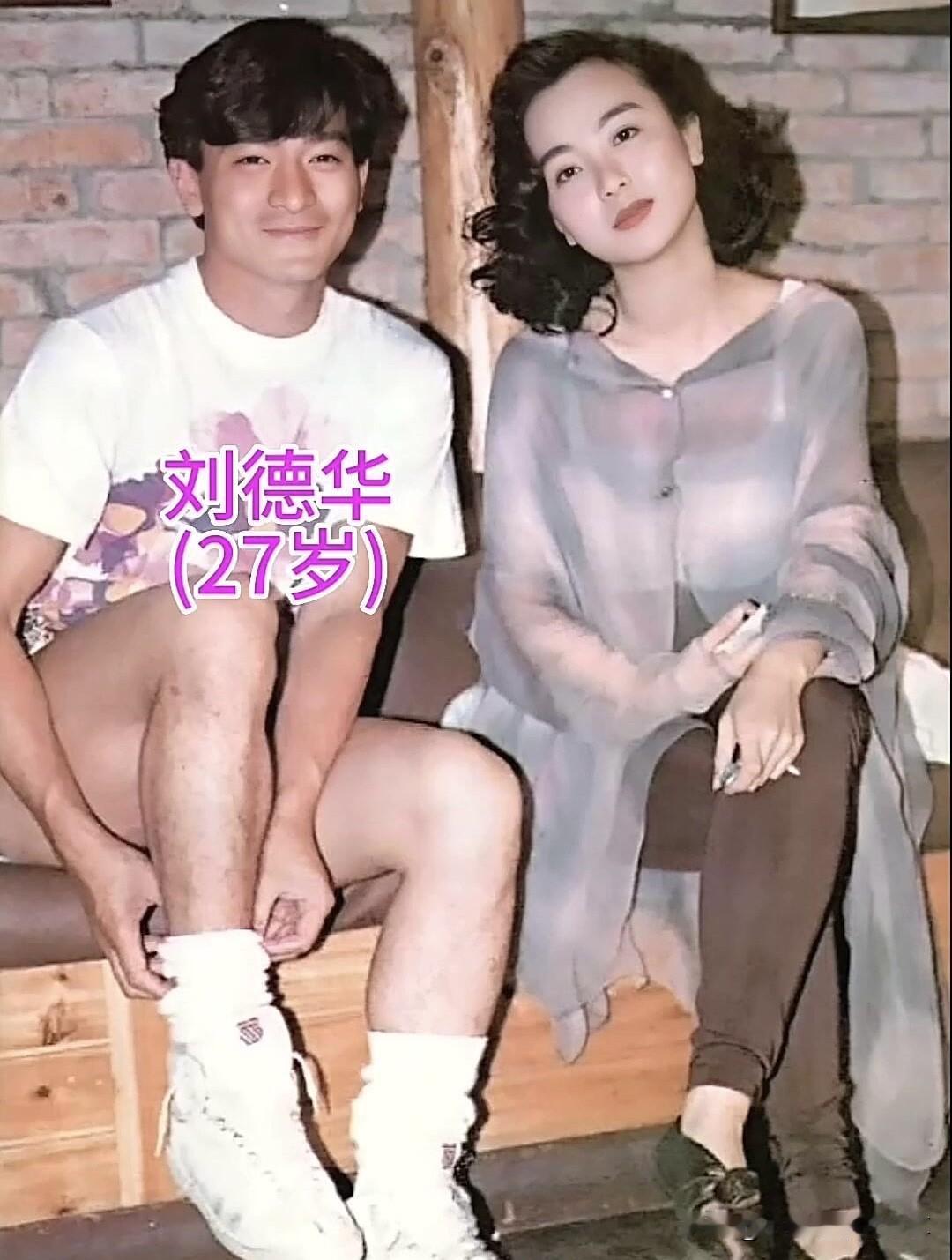 原来刘德华20多岁的时候有点腼腆，看起来有点痞帅痞帅的样子，旁边跟他合影的美女是
