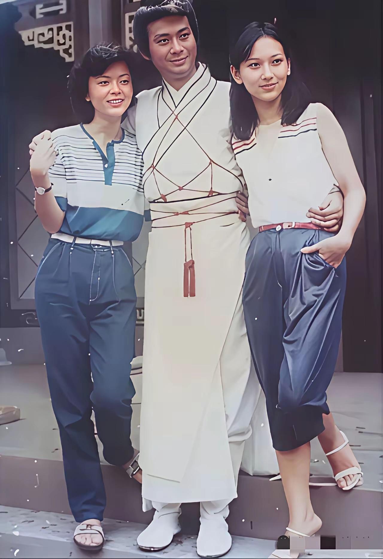 1981年，陈玉莲21岁、郑少秋34岁、赵雅芝28岁，三位在片场留下美好瞬间，貌