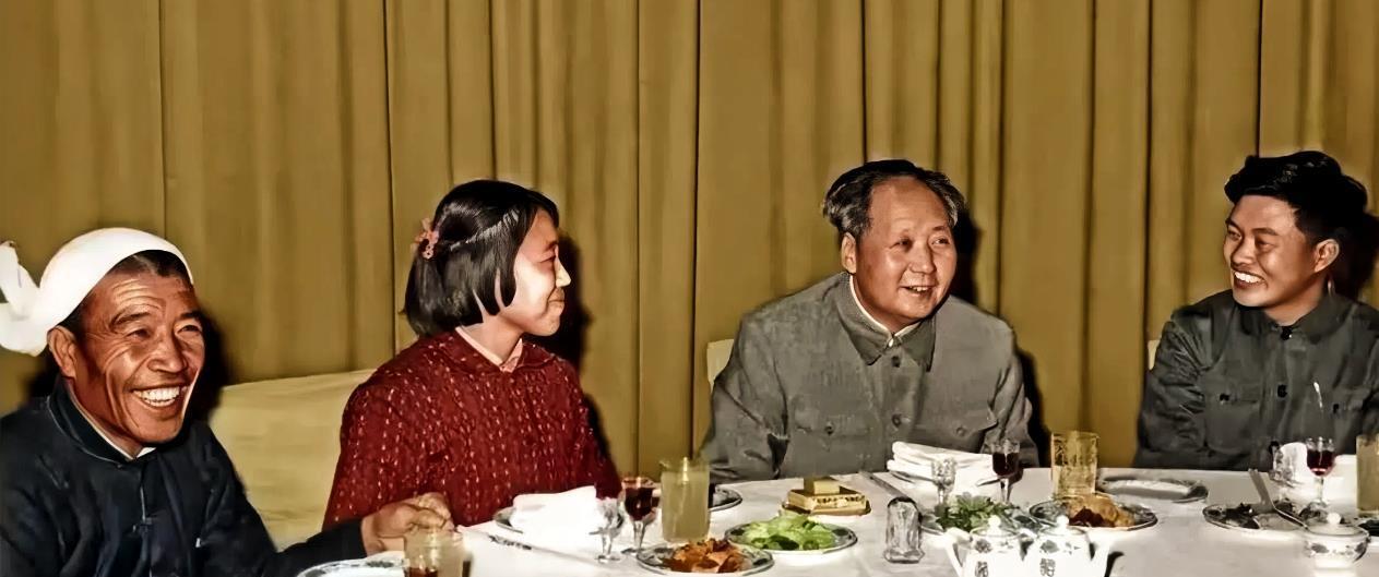 这张老照片不仅珍贵，而且有着特殊意义！照片拍摄于1964年12月26日，也就是