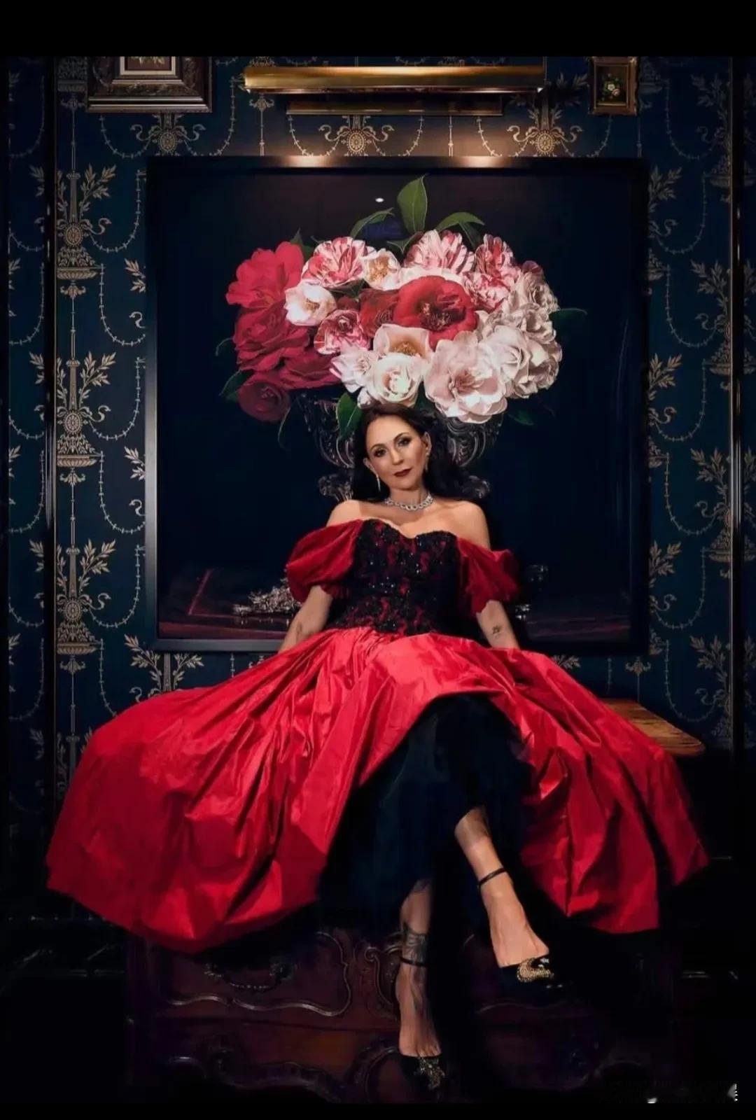 赌王大房孙女儿何家华晒照，照片中的她穿着十八岁时爷爷何鸿燊送的一件大红色礼服。
