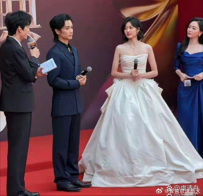 演员真不能‏太‎瘦了，你看旁边的孙千，脸有点肉嘟嘟的，看着反而挺自⁠然。