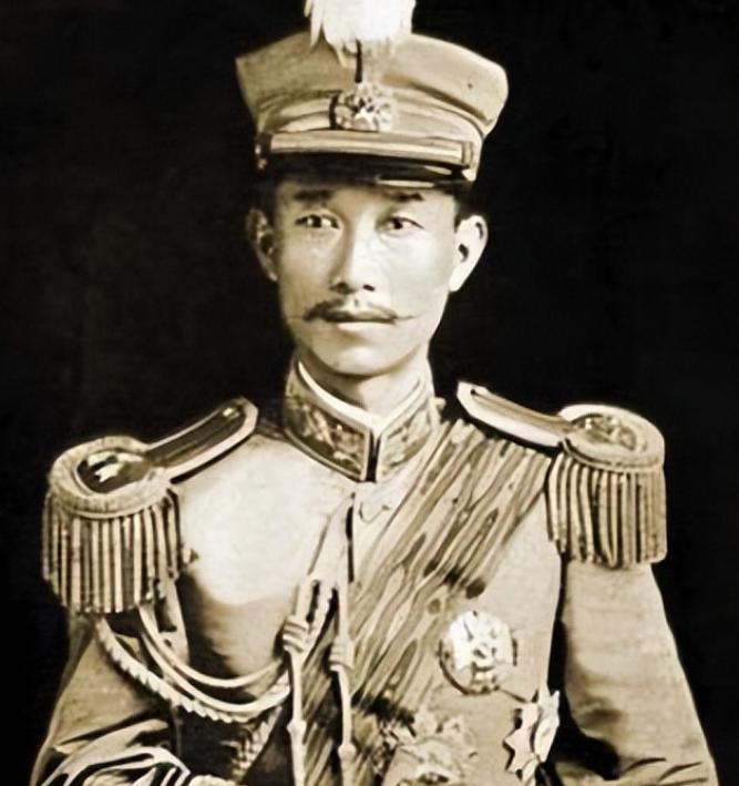 1904年，22岁的蔡锷迎娶29岁的刘长姑，怎料花轿临门，新娘誓死不嫁。蔡锷下不