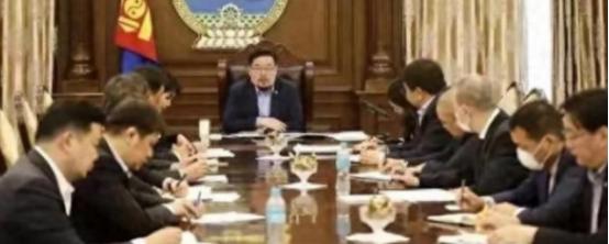 蒙古国乱成一团，反华到底图啥？蒙古国首都乌兰巴托的街头又闹起来了，这回依旧是熟悉