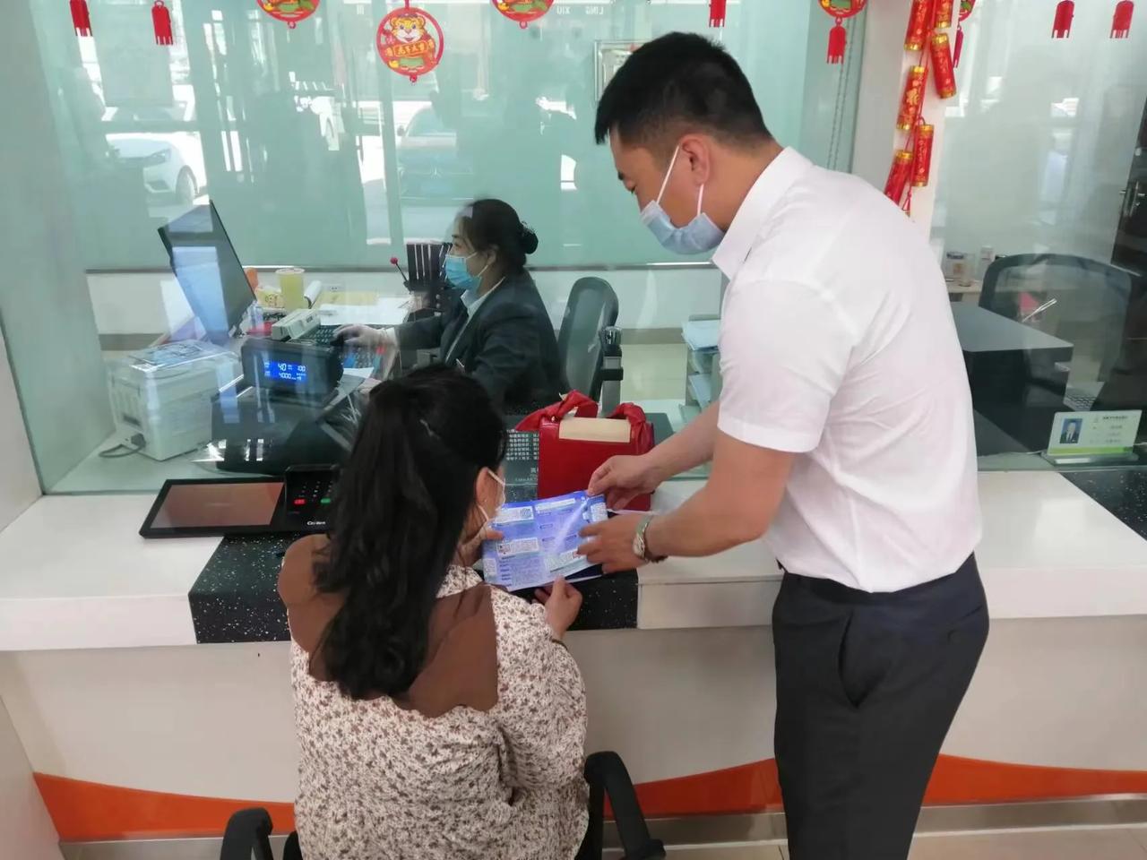 刚在银行排队，看到农商行3年定存已经从3%左右降到1.5%上下，有的甚至只有1