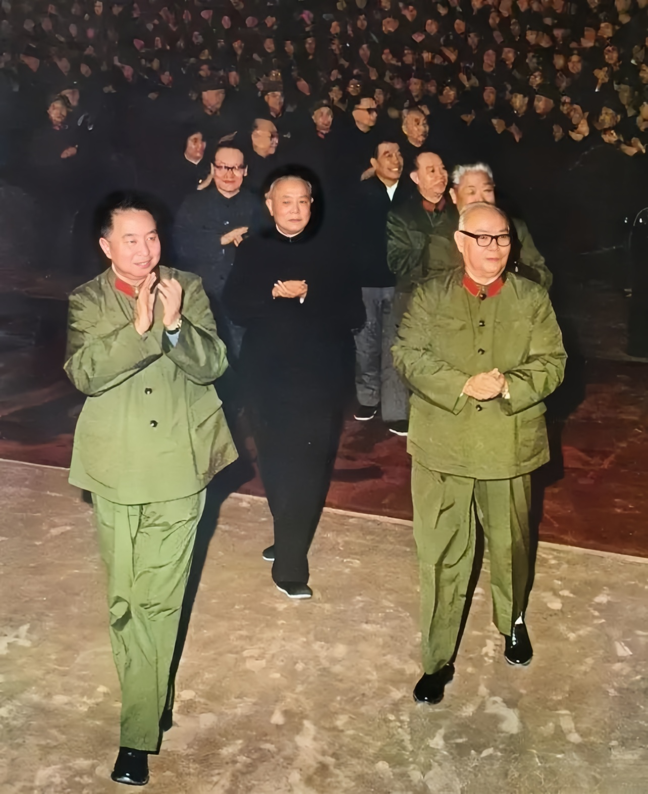 身材高大魁梧的华国锋同志，走在最前面，他是英明领袖，是军委主席，所以穿着军装。后