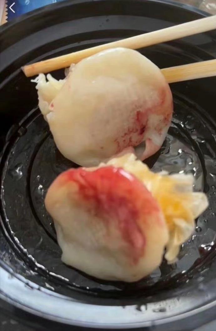 外卖餐食出现血迹，如若滴几滴在汤里......杭州一位网友花点了份烧麦，吭哧