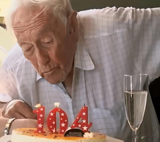 活得太久是什么感觉？2018年，104岁的科学家，在家人的陪同下远赴瑞士安乐死，