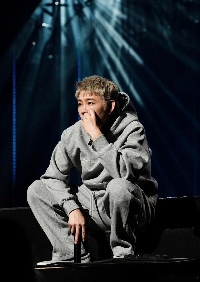 这期五哈节目播出镜头竟然有宝石老舅，还对观众表示道歉，原因是宝石老舅曾经因为寻衅