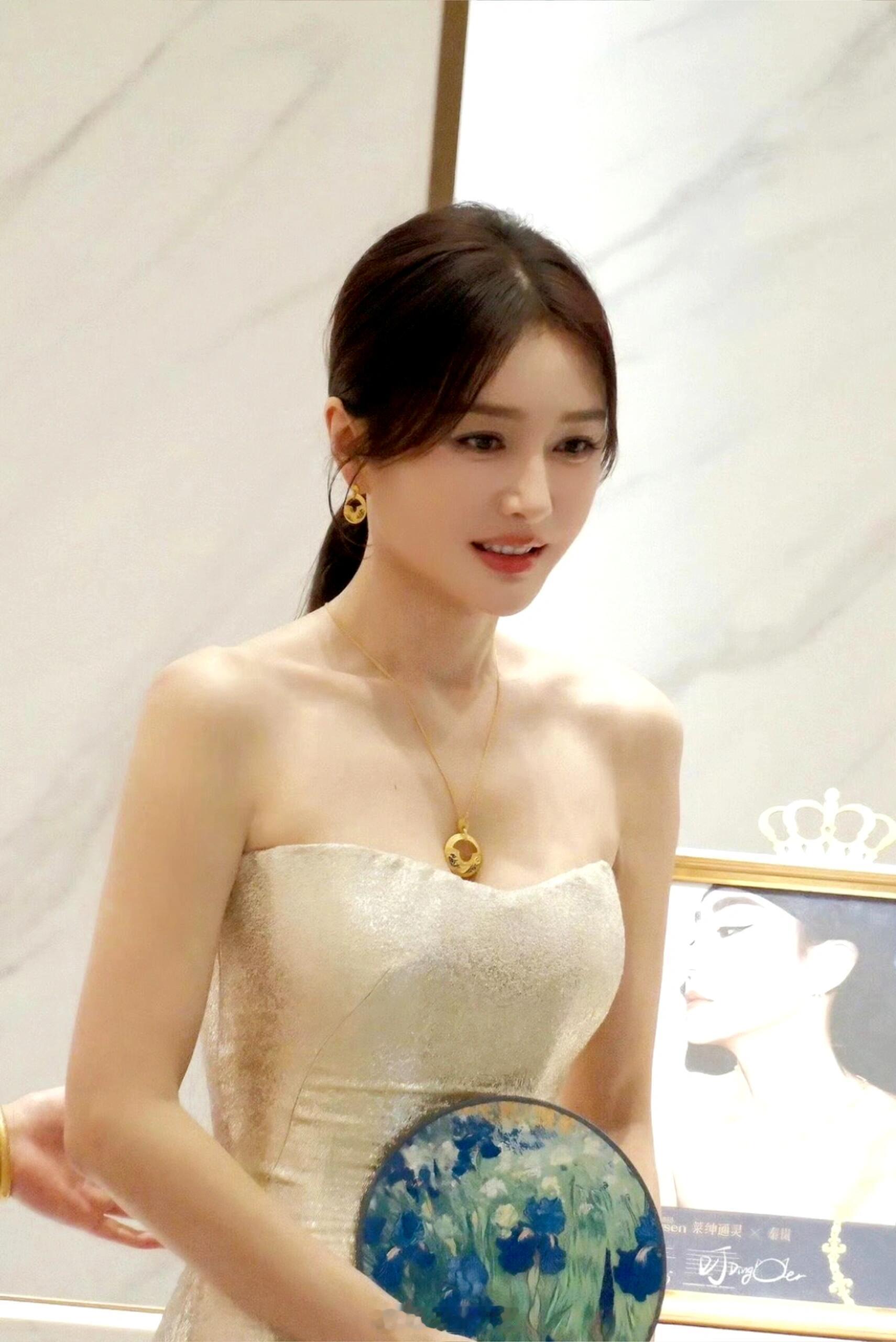 秦岚美的好优雅，一脸大家闺秀的样子