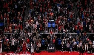 莱昂纳德最后9秒，三个人围成圈，他像刀插进豆腐一样，硬生生挤出一条生路。球出手