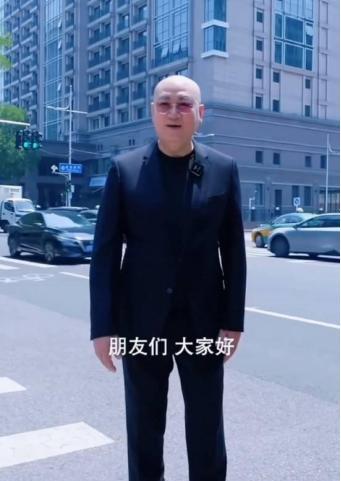 “唐僧”卖房？2025年6月21日，迟重瑞为北京某高档楼盘拍摄宣传视频。网友:买