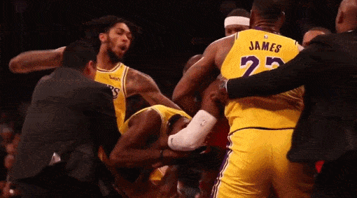 有点意思！保罗被快船送到了最北边的猛龙队！值得一提的是，猛龙队里面，还有