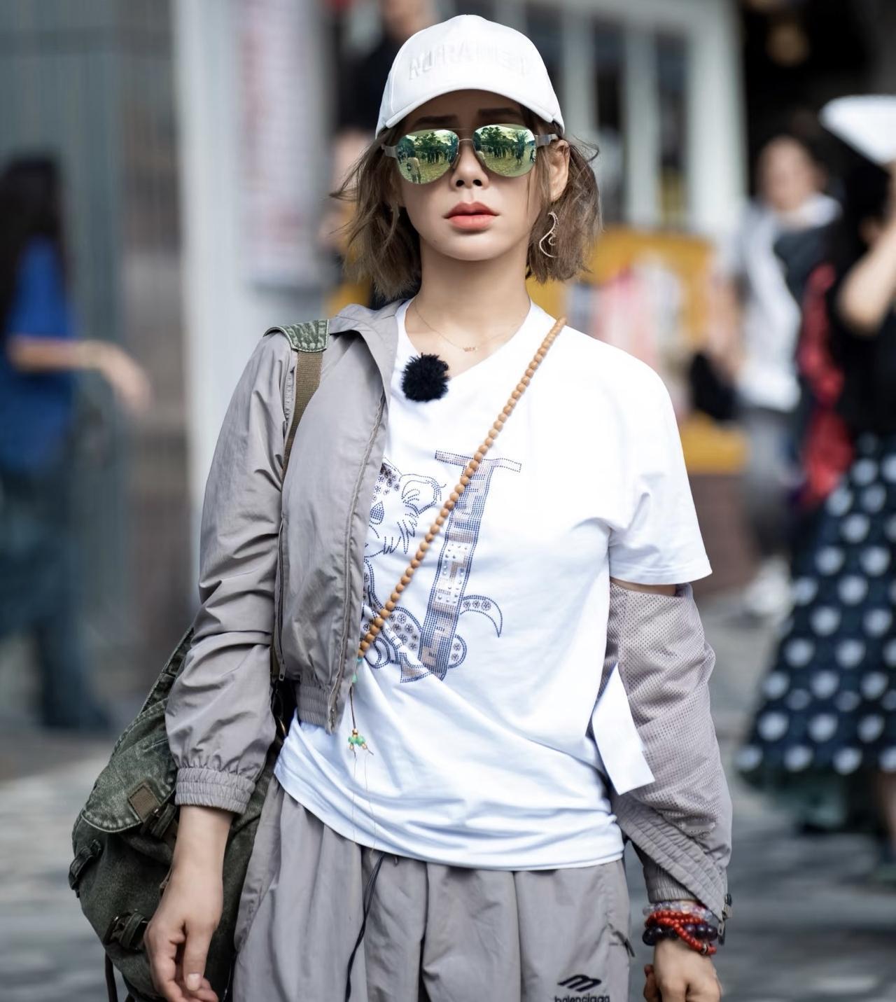 看完宁静订车的视频，我可以预料到，刘嘉玲和何赛飞估计会在接下来的旅程中不