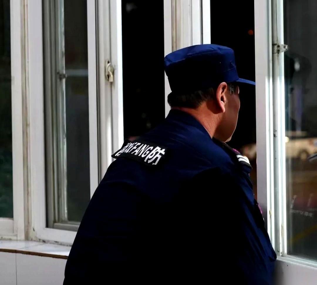 我跟你说，想安安稳稳干保安，第一课，就是学着当个“半瞎”。对，就是装看不见。