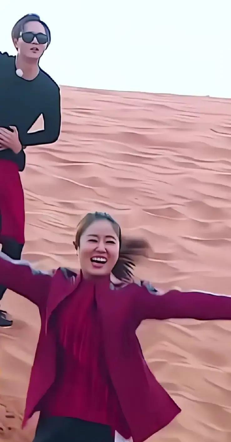 林心如看见陈坤那一刻直接冲过去抱了个结实，像小女生见偶像。镜头里她整个人挂他身