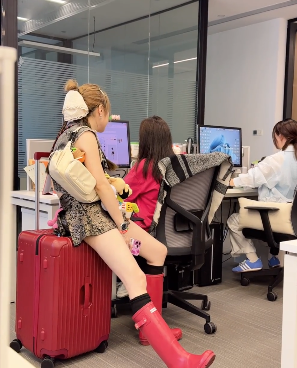 同事这样上班是不是有点太松弛了