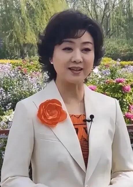 59岁的她虽然老成了大妈的模样了，脖子可以看出皮肤状态，符合这个年龄段的，但她这