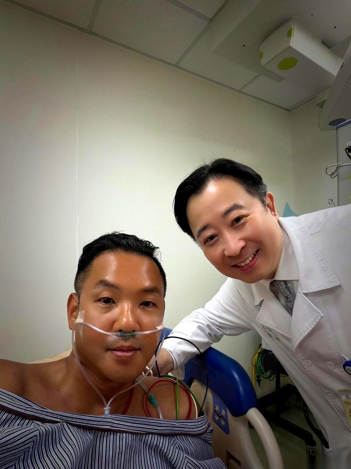王力宏站在陈建州的病房里，手里拿着尿壶。刚转入普通病房的陈建州，平时不抽烟、不