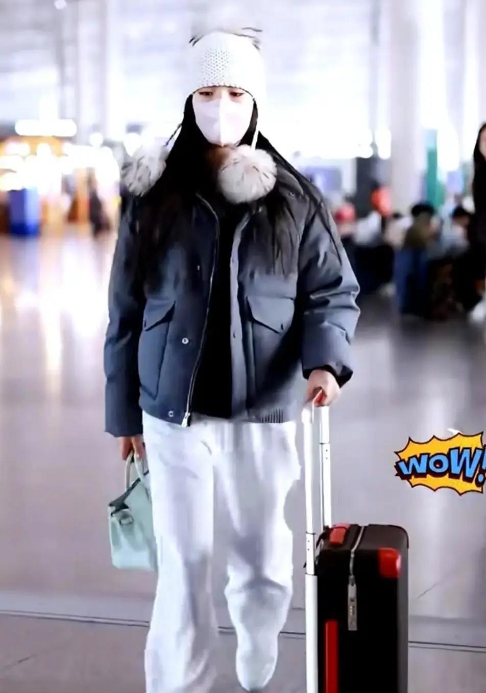 王诗龄又飞回英国上学，王岳伦亲自送到机场。小姑娘一身校服，背着爱马仕书包，父女