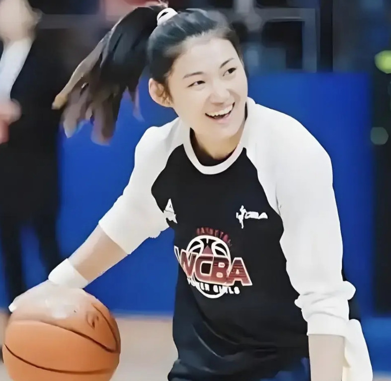 我们的女篮球员没有一个3分球能投的很准的，而日本女篮个个都能投3分球，并且很准。