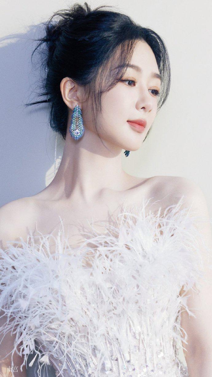 好吧，我终于明白了为什么杨紫七年前跟秦俊杰分手后没有再谈恋爱不是因为她走不