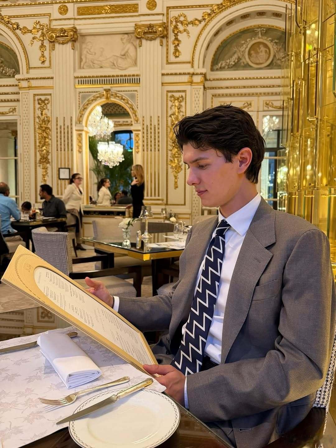 丹麦王室🇩🇰4月9日，尼古拉伯爵发布在法国巴黎半岛酒店庆祝复活节的照片，真