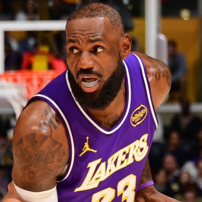 打完四场比赛，詹姆斯场均16.5分5.0篮板8.3助攻，投篮49.1%/三分33