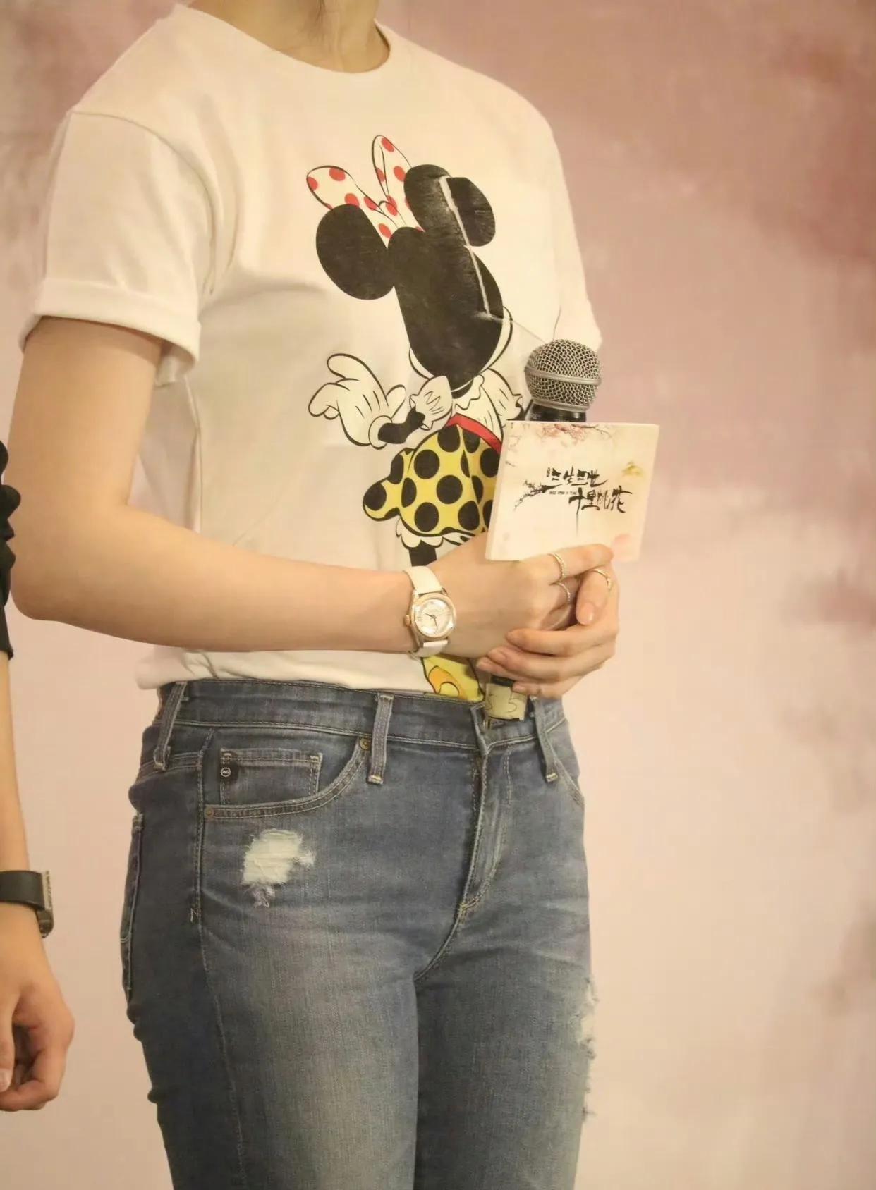 不愧是刘亦菲！她的这身穿搭其实非常普通，红色凉鞋+牛仔裤+白色T恤，从前三张图来