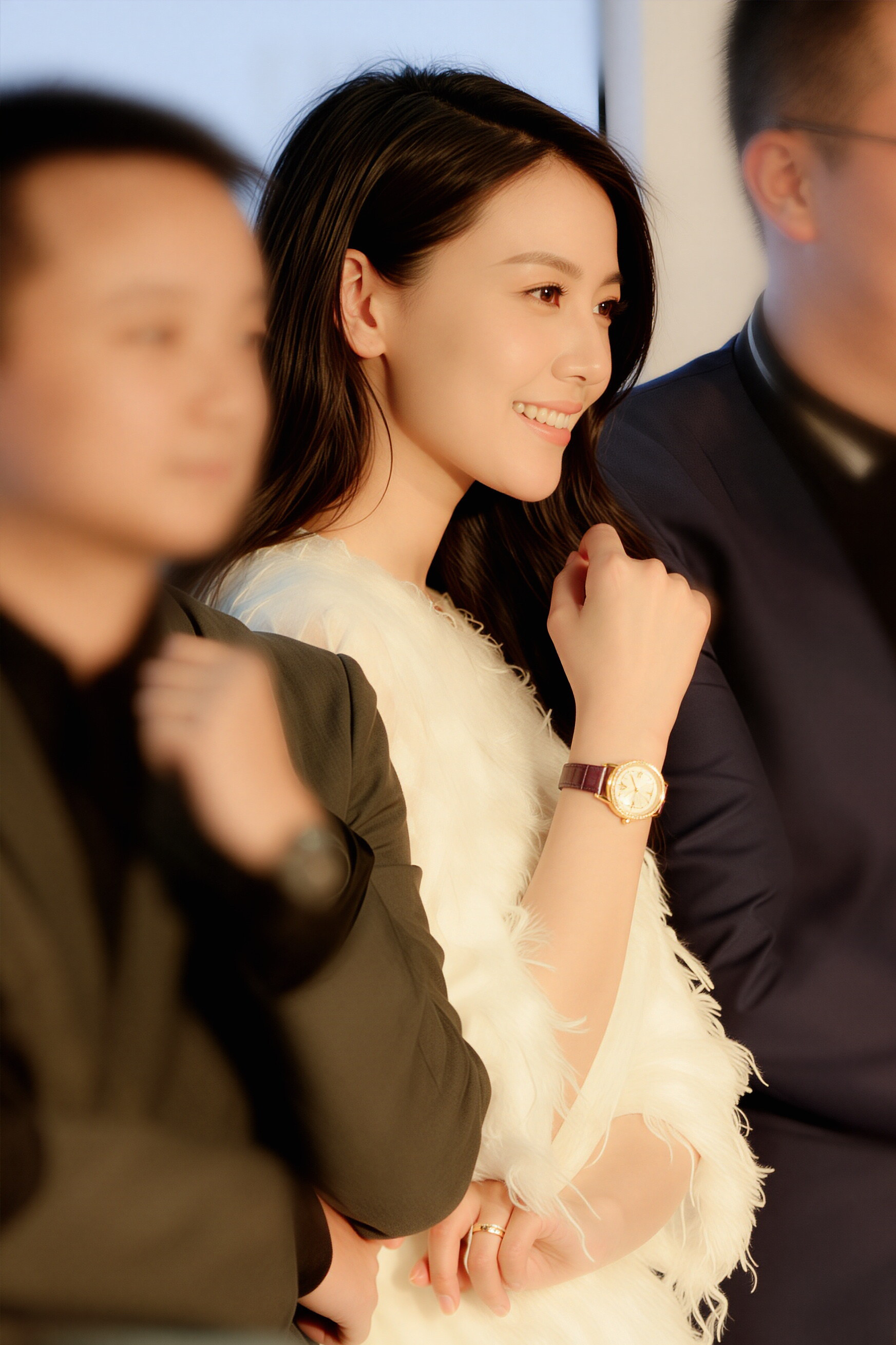 高圆圆窗外的广州下着噼里啪啦的冰雹，狂风与骤雨搅乱了整座城市的喧嚣。可镜头深处