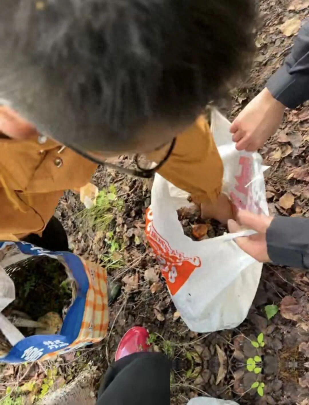 四川康定这俩外地情侣，差点就把自己送走吃了一顿“最后的晚餐”！两人背着整整十斤新