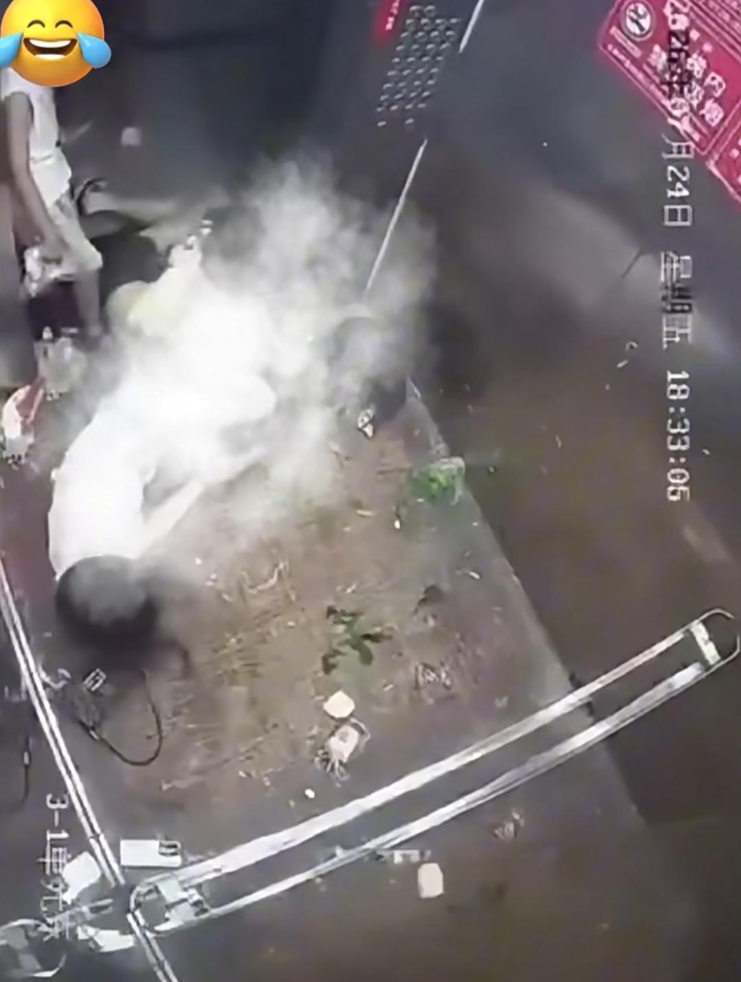 湖北仙桃电梯打人事件迎来了最终结局：7月29日，双方签署调解协议，互相取得谅解。