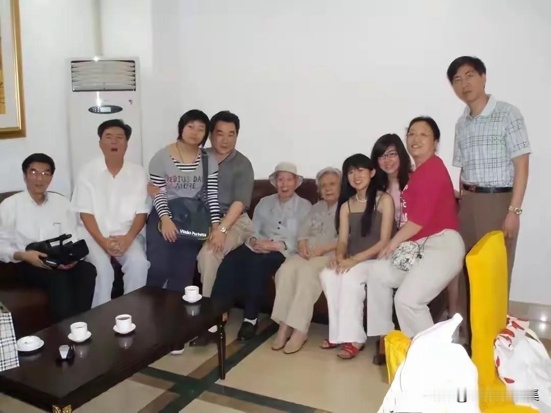 晚年时期的，原福州军区副司令员吴纯仁将军（左五）与夫人（左六）同家人在广州家中的