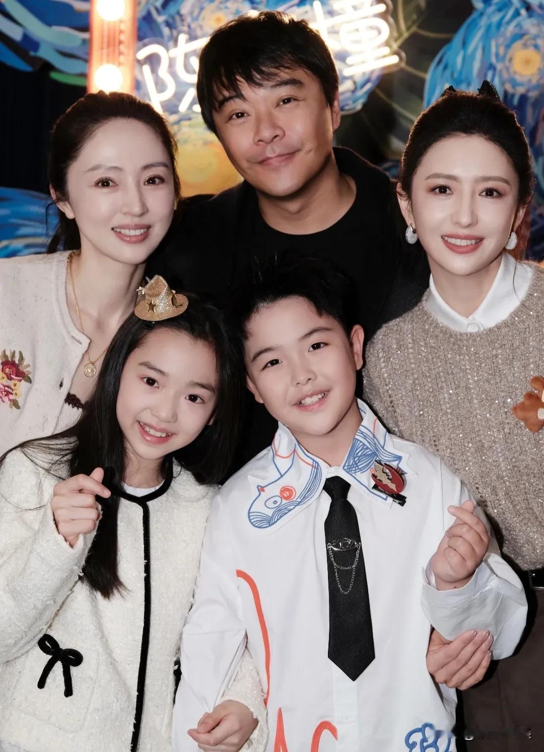 基因真是好奇怪，佟丽娅和陈思诚都是大双眼皮，他们的儿子朵朵居然是单眼皮！佟丽娅