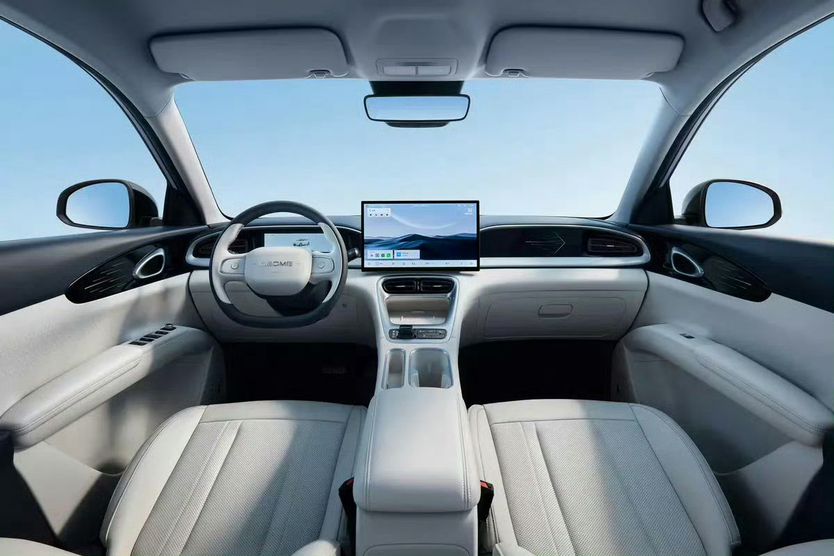 最近常开吉利星愿，日常代步的体验感特别实在。日常市区通勤时，车身小巧灵活，穿行、