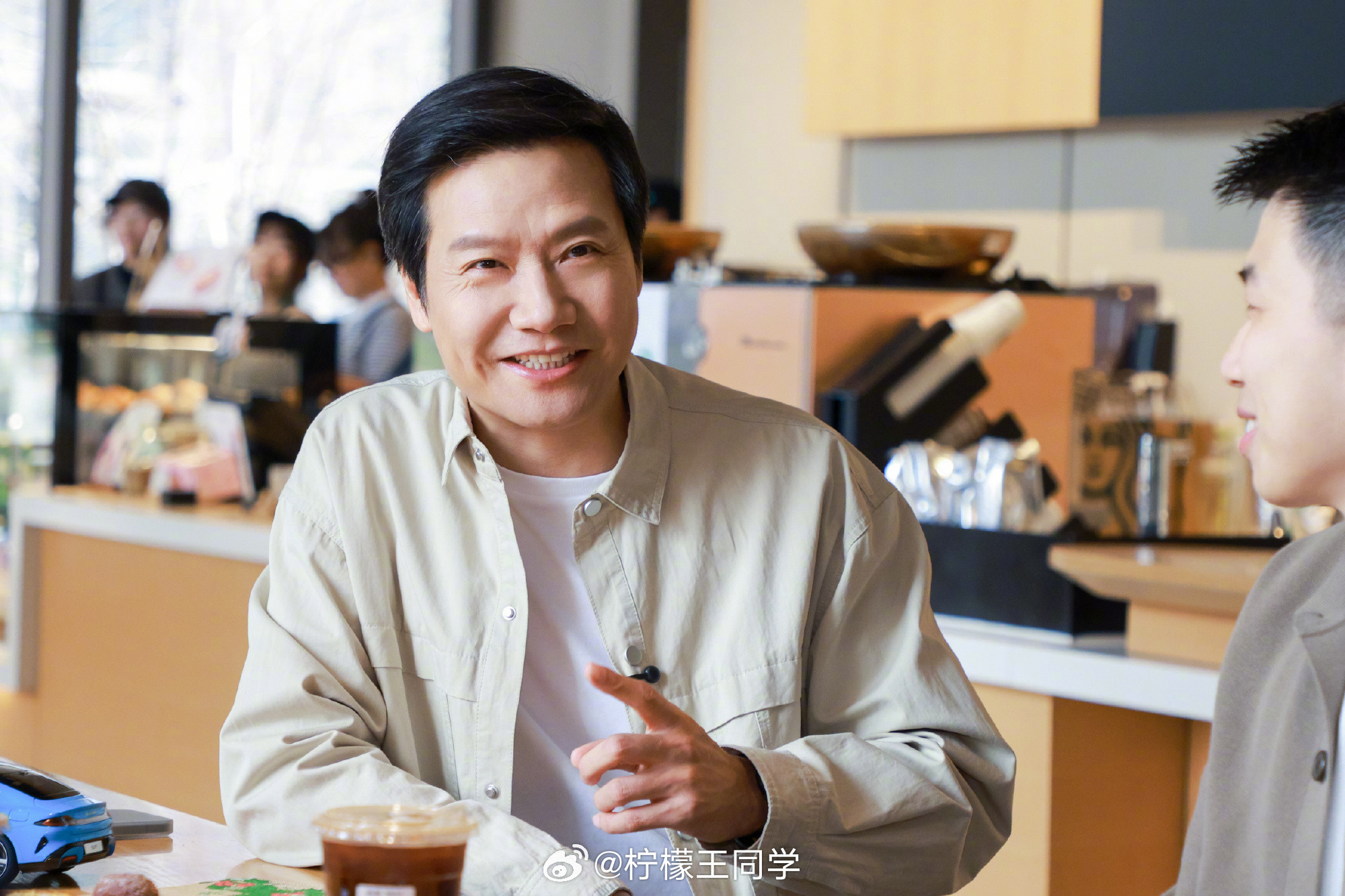 小米新SU7车主很多来自BBA没想到今天周末雷总还在和刚提了新SU7的车主朋友