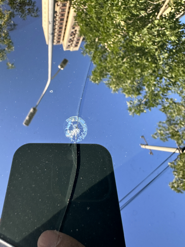 天幕玻璃换了当天到店，晚上下班前就换完了，价格一万一，保费明年肯定涨了…板喷中