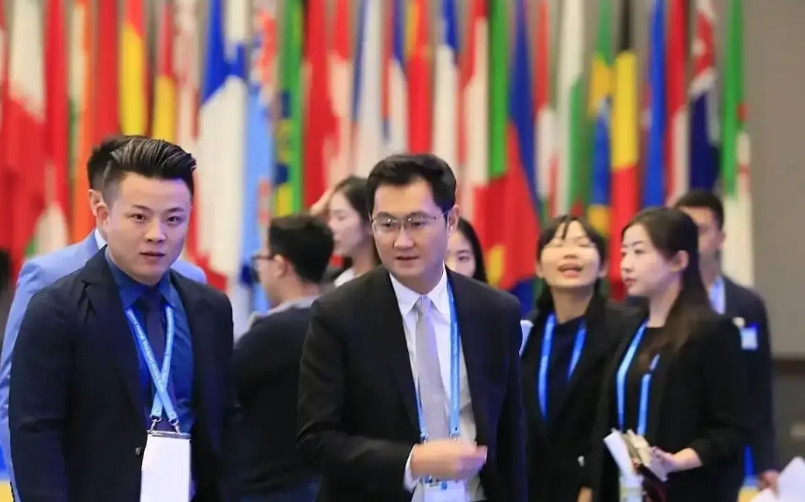 深圳大学校长可能是觉得深圳大学的老师的工资不高，于是希望马化腾能给深圳大学捐款。